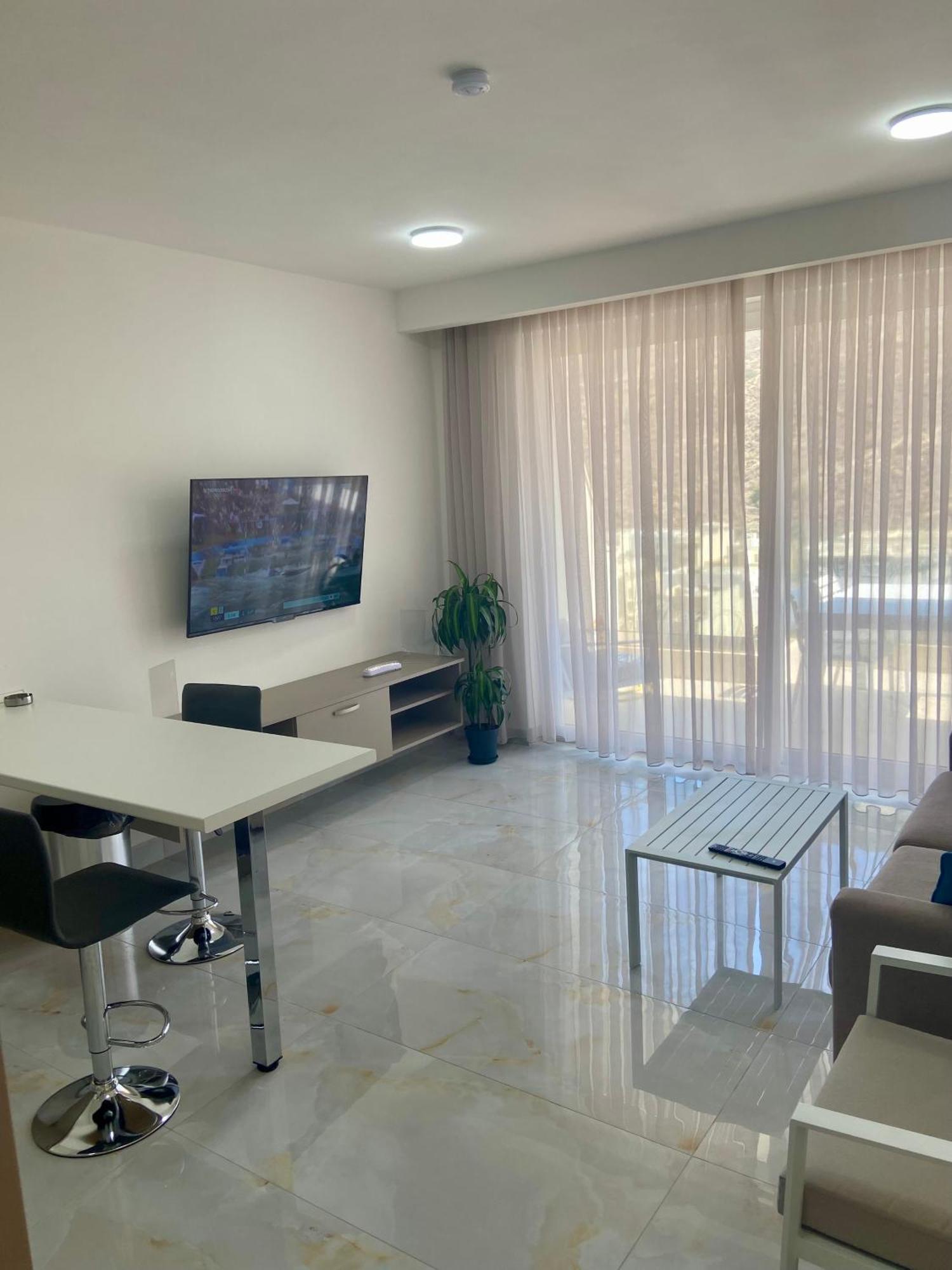 Penelope Apartments, 14 Apartment