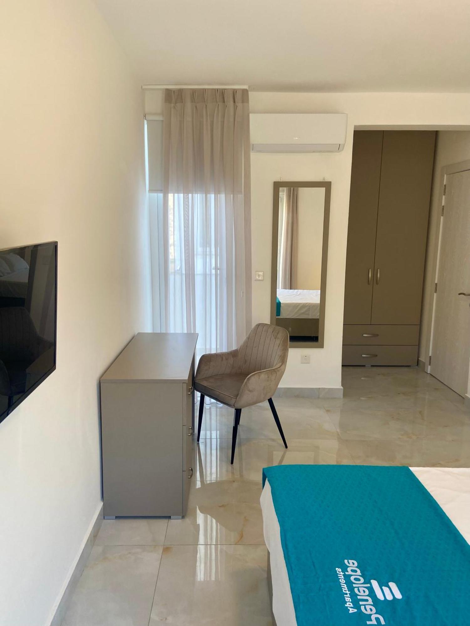 Penelope Apartments, 14 Apartment *