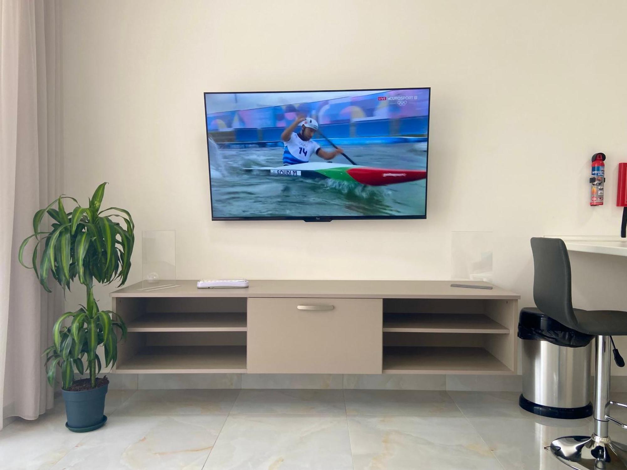 Penelope Apartments, 14 *